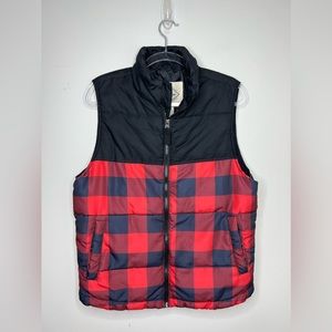 St. John’s Bay insulated buffalo plaid zip vest. Button pockets. Size small.